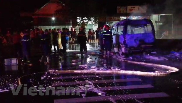 Cảnh sát cứu hỏa chữa cháy tại hiện trường. (Ảnh: Đậu Tất Thành/Vietnam+)