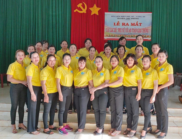 Các thành viên câu lạc bộ phụ nữ với an toàn giao thông tại lễ ra mắt. Ảnh: A.H