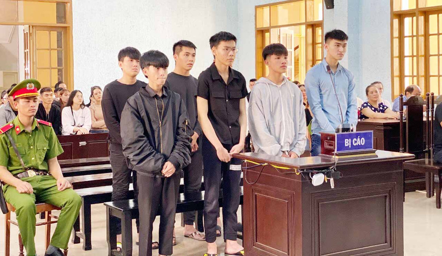 Các bị cáo tại phiên tòa xét xử. Ảnh: Văn Ngọc 