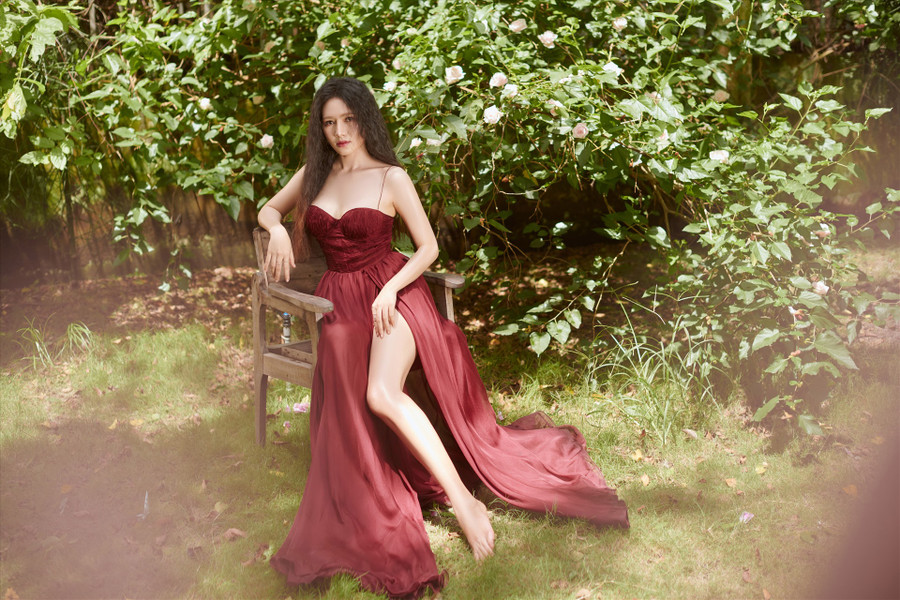 Ngoài đời, nữ diễn viên lại nóng bỏng với hình thể chuẩn, khác hẳn vẻ mộc mạc, khắc khổ trên phim. Ảnh: NSCC