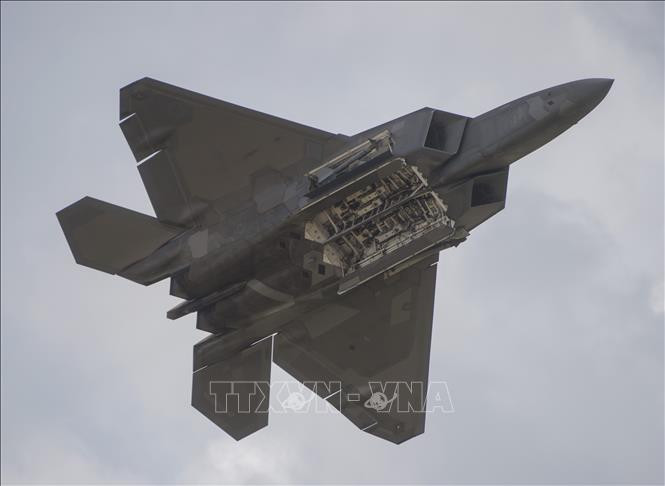 Máy bay F-22 Raptor trình diễn tại triển lãm hàng không ở căn cứ không quân Joint Andrews, Maryland, Mỹ, ngày 16/9/2017. Ảnh minh họa: AFP/TTXVN  Máy bay F-22 Raptor trình diễn tại triển lãm hàng không ở căn cứ không quân Joint Andrews, Maryland, Mỹ, ngày 16/9/2017. Ảnh minh họa: AFP/TTXVN