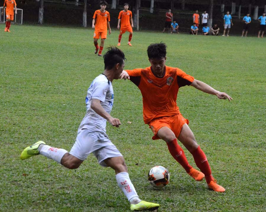 Cầu thủ U19 HA.GL 1 (áo trắng) gặp U19 Công an nhân dân (áo cam) trong trận đấu diễn ra vào chiều 1-6. Ảnh: Minh Vỹ
