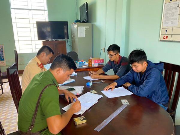 Cán bộ Đội Cảnh sát Giao thông-Trật tự (Công an huyện Krông Pa) làm việc với các thanh niên có biểu hiện càn quấy. Ảnh: V.N