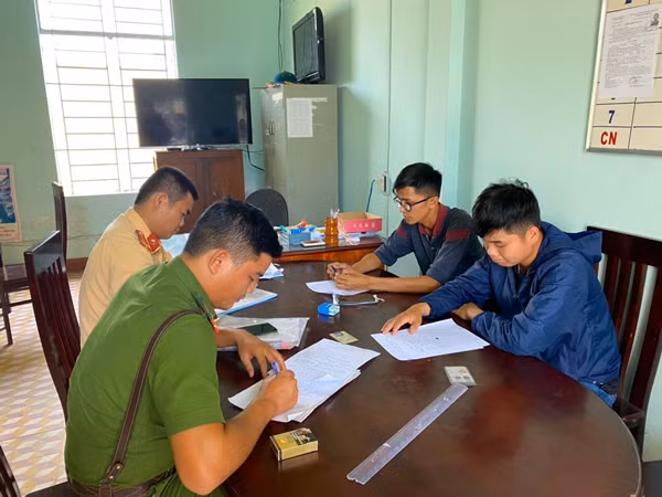 Cán bộ Đội Cảnh sát Giao thông-Trật tự (Công an huyện Krông Pa) làm việc với các thanh niên có biểu hiện càn quấy. Ảnh: V.N