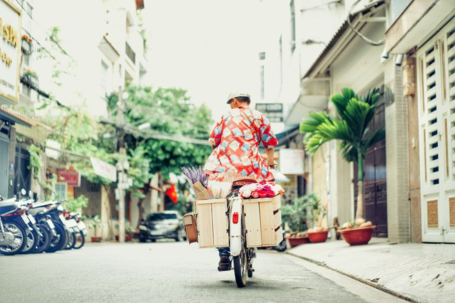 Nhân rong rủi trên nhiều con đường để bán hoa giấy