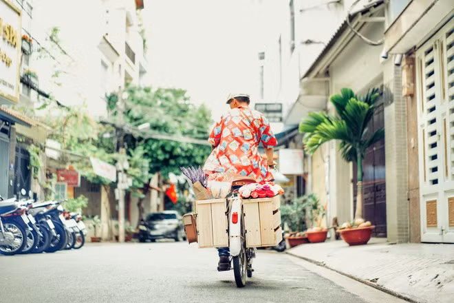 Nhân rong rủi trên nhiều con đường để bán hoa giấy