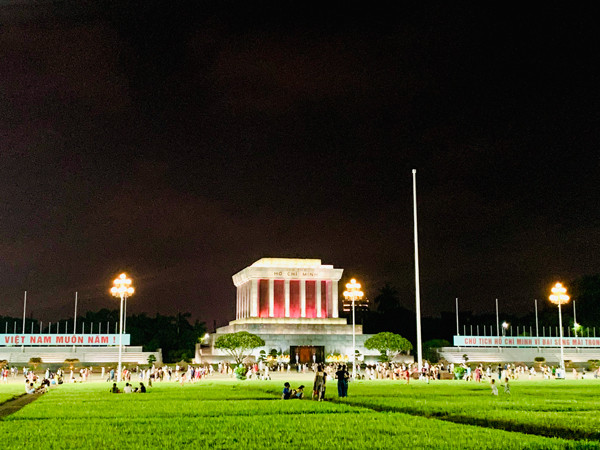 Lăng Chủ tịch Hồ Chí Minh về đêm, sau khi đội tiêu binh danh dự thực hiện nghi lễ Hạ cờ. Ảnh: P.L
