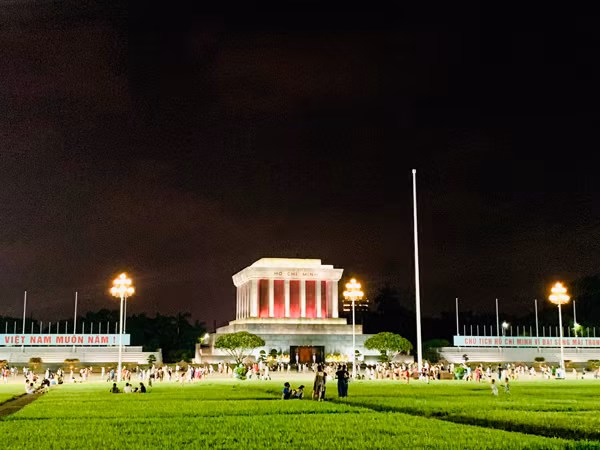 Lăng Chủ tịch Hồ Chí Minh về đêm, sau khi đội tiêu binh danh dự thực hiện nghi lễ Hạ cờ. Ảnh: P.L