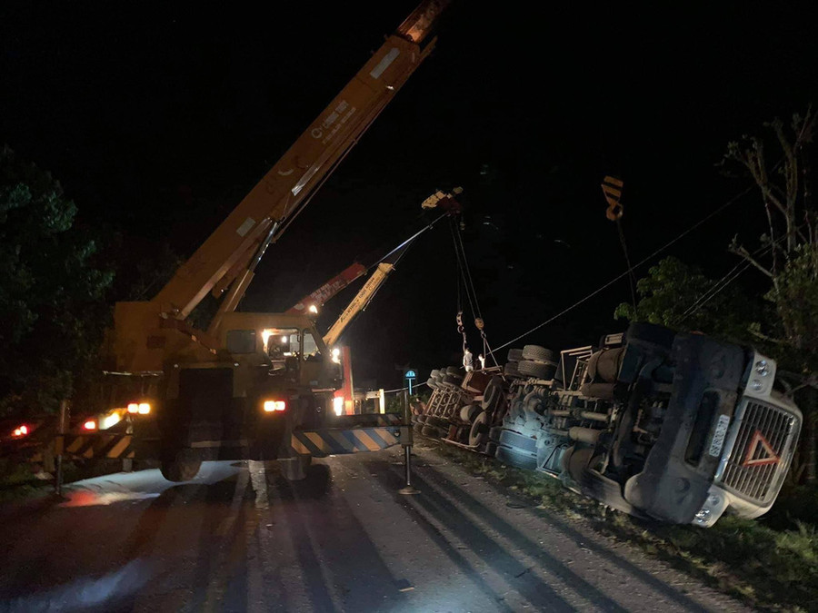 Xe cần cẩu đang cẩu xe container - Ảnh: Bùi Thanh Hưng