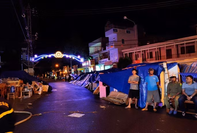  Tài sản của các cửa hàng lân cận được đưa ra ngoài