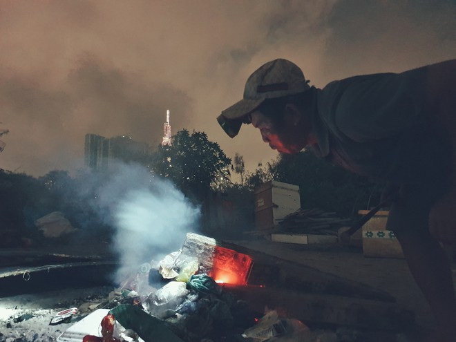 Đốt lửa, hun muỗi cho trâu ẢNH: EASON CHANG