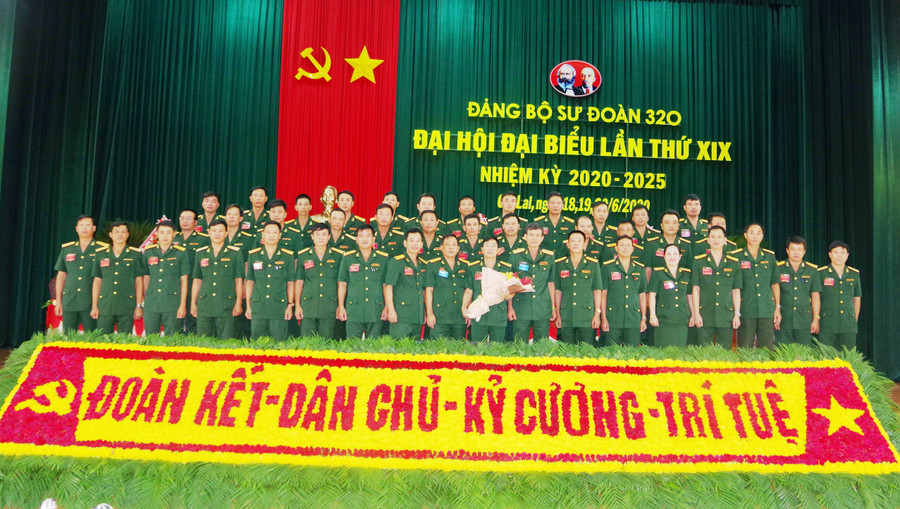 Ban Chấp hành Đảng bộ và đoàn đại biểu đi dự đại hội cấp trên ra mắt đại hội. Ảnh: Vĩnh Hoàng Ban Chấp hành Đảng bộ và đoàn đại biểu đi dự đại hội cấp trên ra mắt đại hội. Ảnh: Vĩnh Hoàng