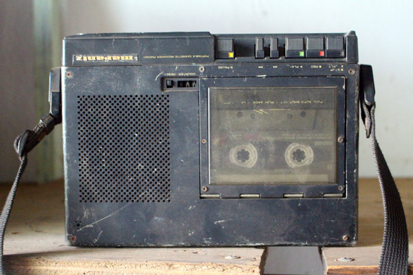 Một chiếc máy cassetle cũ vẫn còn sử dụng tốt của ông Trần Văn Nam. Ảnh: T.B Một chiếc máy cassetle cũ vẫn còn sử dụng tốt của ông Trần Văn Nam. Ảnh: T.B