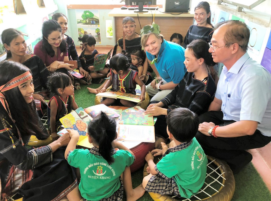 Bà Rana Jane Flowers-Trưởng đại diện UNICEF tại Việt Nam tham gia một giờ tự học của học sinh Trường Mầm non Kông Lơng Khơng (xã Kông Lơng Khơng, huyện Kbang) tại thư viện thân thiện. Ảnh: Đinh Yến Bà Rana Jane Flowers-Trưởng đại diện UNICEF tại Việt Nam tham gia một giờ tự học của học sinh Trường Mầm non Kông Lơng Khơng (xã Kông Lơng Khơng, huyện Kbang) tại thư viện thân thiện. Ảnh: Đinh Yến