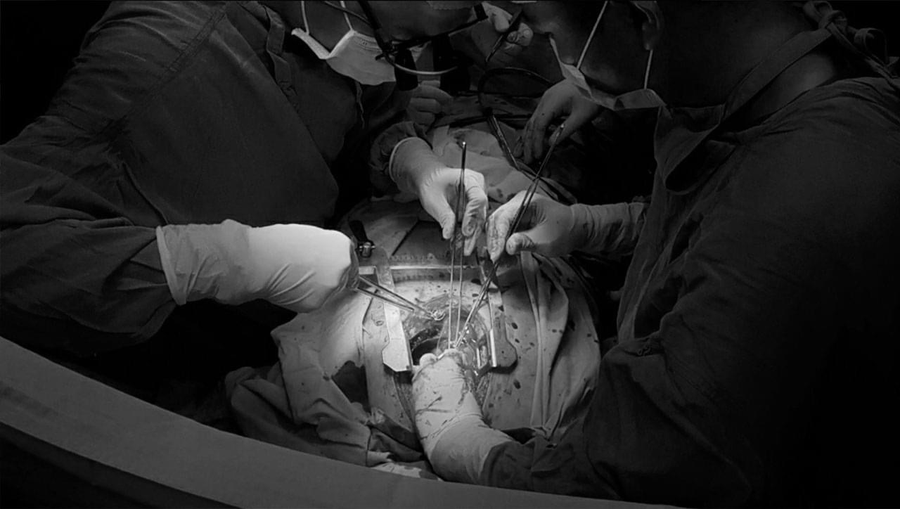 Các bác sĩ đang khẩn trương phẫu thuật cứu sống bệnh nhân.