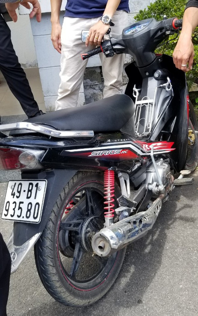 Chiếc xe tang vật nghi can Tuấn chở cháu T. vào nghĩa trang thực hiện hành vi đồi bại đêm 20.6 ẢNH: LÂM VIÊN