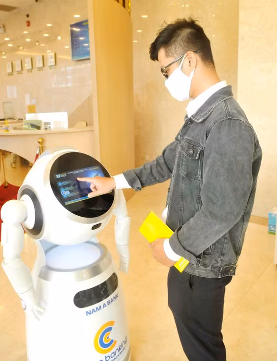  Sử dụng robot thực hiện giao dịch tại Ngân hàng TMCP Nam Á. Ảnh: CAO THĂNG