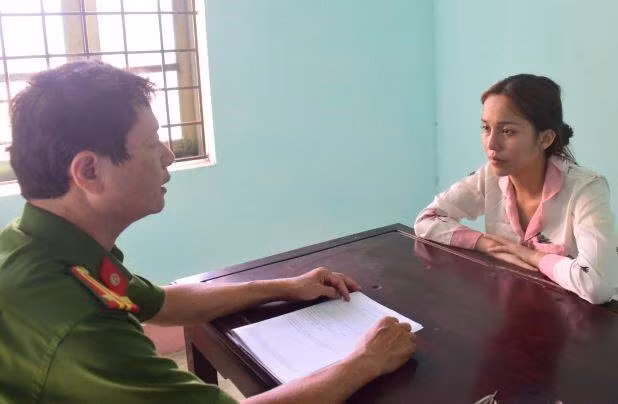  Công an lấy lời khai Hoàng Thị Minh Hằng