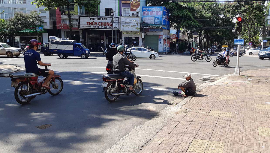 Một người ăn xin tại ngã tư Hùng Vương-Hoàng Văn Thụ. Ảnh: Duy Lê Ảnh: Duy Lê