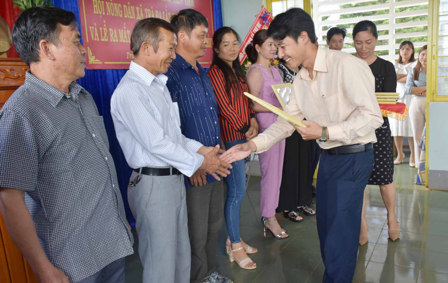 Đại diện lãnh đạo xã tặng giấy khen cho các cá nhân có thành tích xuất sắc Ảnh: Hà Phương