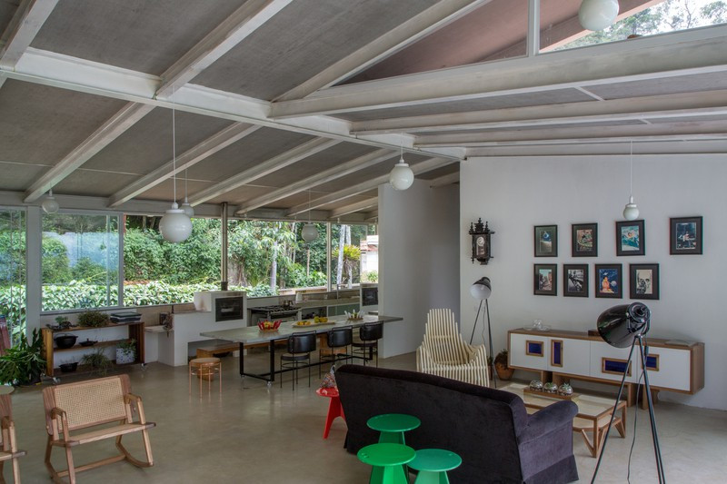 Bàn ăn và bếp nấu hướng ra khu vườn trồng rau sạch ở phía sau. Bàn ăn và bếp nấu hướng ra khu vườn trồng rau sạch ở phía sau.