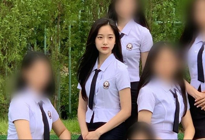 Với gương mặt thu hút, Jo Seung Hee đã rất nổi tiếng khi còn là học sinh trường Trung học Nghệ thuật Sunhwa. Cô sở hữu tài khoản Instagram có hơn 87.000 người theo dõi ẢNH: INSTAGRAM NV