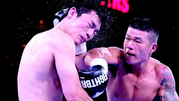 Trương Đình Hoàng (phải) đánh bại đối thủ người Hàn Lee Gyu Hyun trong trận tranh đai WBA Đông Á - Ảnh: NVCC