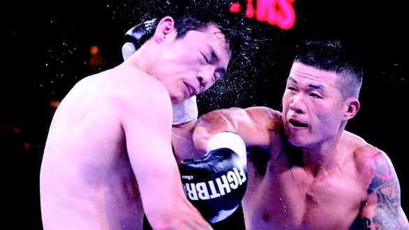Trương Đình Hoàng (phải) đánh bại đối thủ người Hàn Lee Gyu Hyun trong trận tranh đai WBA Đông Á - Ảnh: NVCC