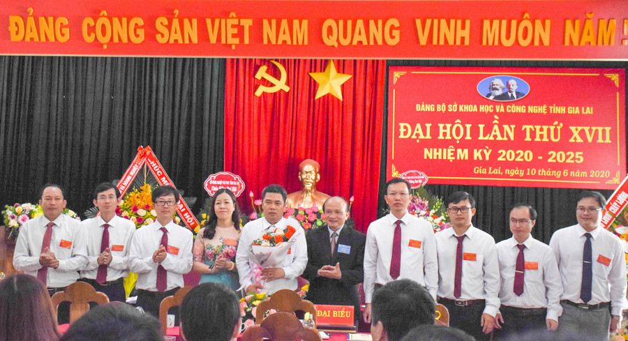 Ban Chấp hành Đảng bộ nhiệm kỳ 2020-2025 ra mắt. Ảnh: Trần Dung Ban Chấp hành Đảng bộ nhiệm kỳ 2020-2025 ra mắt. Ảnh: Trần Dung