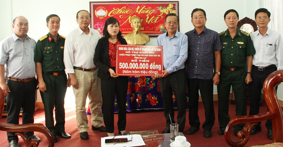 Đoàn công tác đã trao số tiền 500 triệu đồng nhằm hỗ trợ cho người dân chịu ảnh hưởng của hạn hán trên địa bàn tỉnh Gia Lai. Ảnh: Q.T