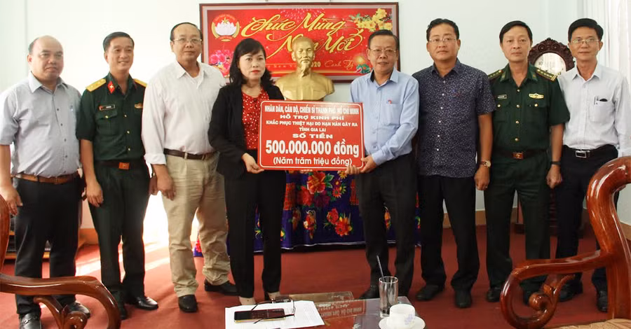 Đoàn công tác đã trao số tiền 500 triệu đồng nhằm hỗ trợ cho người dân chịu ảnh hưởng của hạn hán trên địa bàn tỉnh Gia Lai. Ảnh: Q.T