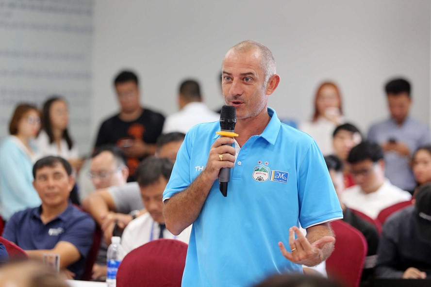 Huấn luyện viên Graechen hướng đến mục tiêu vô địch U19 Quốc gia 2020. Ảnh: Đức Đăng