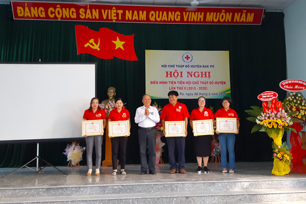 Lãnh đạo huyện Đak Pơ tặng giấy khen cho các tập thể điển hình tiên tiến. Ảnh: T.M Lãnh đạo huyện Đak Pơ tặng giấy khen cho các tập thể điển hình tiên tiến. Ảnh: T.M