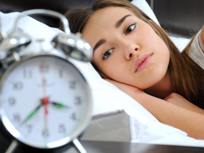 Bạn nên đi ngủ và thức dậy cùng một giờ mỗi ngày, hạn chế ngủ ngày và không uống cà phê gần giờ đi ngủ ẢNH MINH HỌA: SHUTTERSTOCK