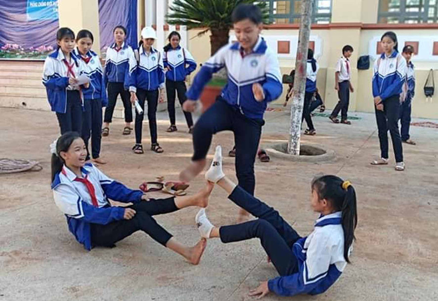 Các em chơi trò nhảy búp sen. Ảnh: Hà Phương Các em chơi trò nhảy búp sen. Ảnh: Hà Phương