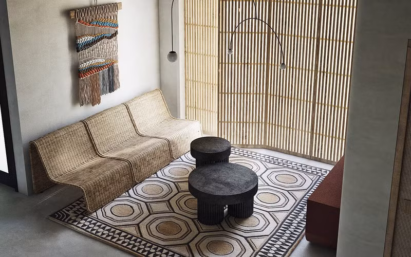 Phong cách du mục thường chú trọng yếu tố ánh sáng tự nhiên. Bởi vậy, sử dụng cửa chớp tự động để ánh sáng có thể tràn vào nhà khi gia chủ mong muốn.