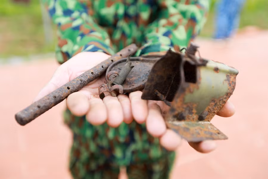 Bộ phận kính ngắm, ống tản nhiệt, đạn... vẫn tìm thấy trên điểm cao Charlie (1015) - Ảnh: Ngô Trần Hải An
