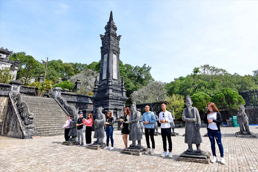 Sự kết hợp khá lạ mắt giữa hàng tượng đá với trụ biểu mang dấu ấn kiến trúc Ấn Độ. Lăng Khải Định có tổng thể 24 pho tượng đá hình quan văn, quan võ, lính hầu, voi, ngựa được tạo tác tinh xảo. Ảnh: Thái Hoàng