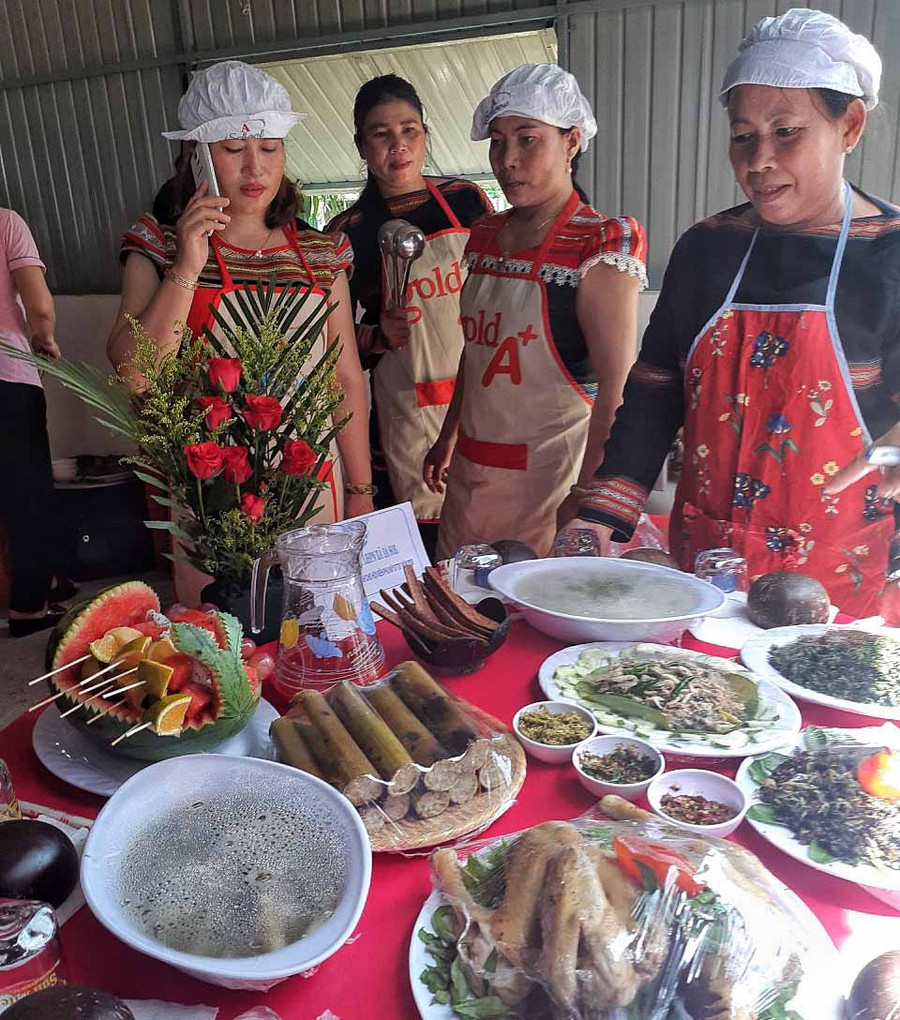Huyện Phú Thiện tổ chức hội thi mâm Mâm cơm cuối tuần dành cho phụ nữ dân tộc thiểu số”. Ảnh: Nguyên Bình 