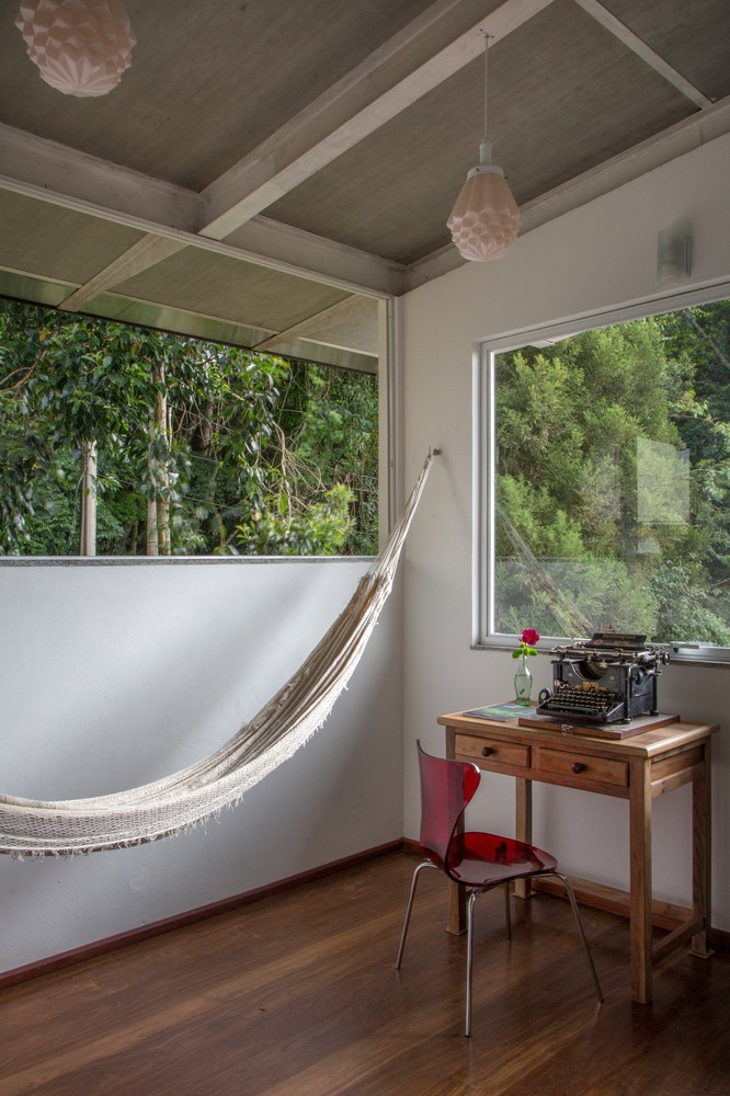 Chiếc máy đánh chữ cũ tăng thêm nét mộc mạc, trầm mặc cho ngôi nhà. Chiếc máy đánh chữ cũ tăng thêm nét mộc mạc, trầm mặc cho ngôi nhà.