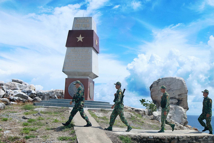 Các chiến sĩ biên phòng tuần tra qua điểm A1 - đường cơ sở trên biển của Hòn Nhạn thuộc quần đảo Thổ Châu