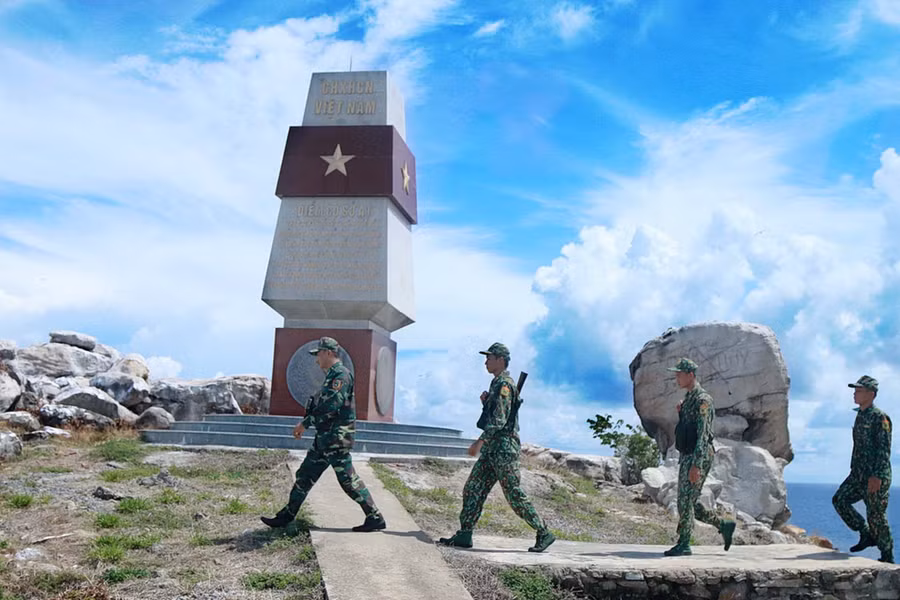 Các chiến sĩ biên phòng tuần tra qua điểm A1 - đường cơ sở trên biển của Hòn Nhạn thuộc quần đảo Thổ Châu