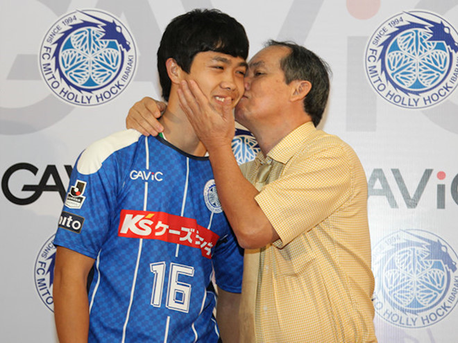 Nụ hôn lịch sử của bầu Đức với 