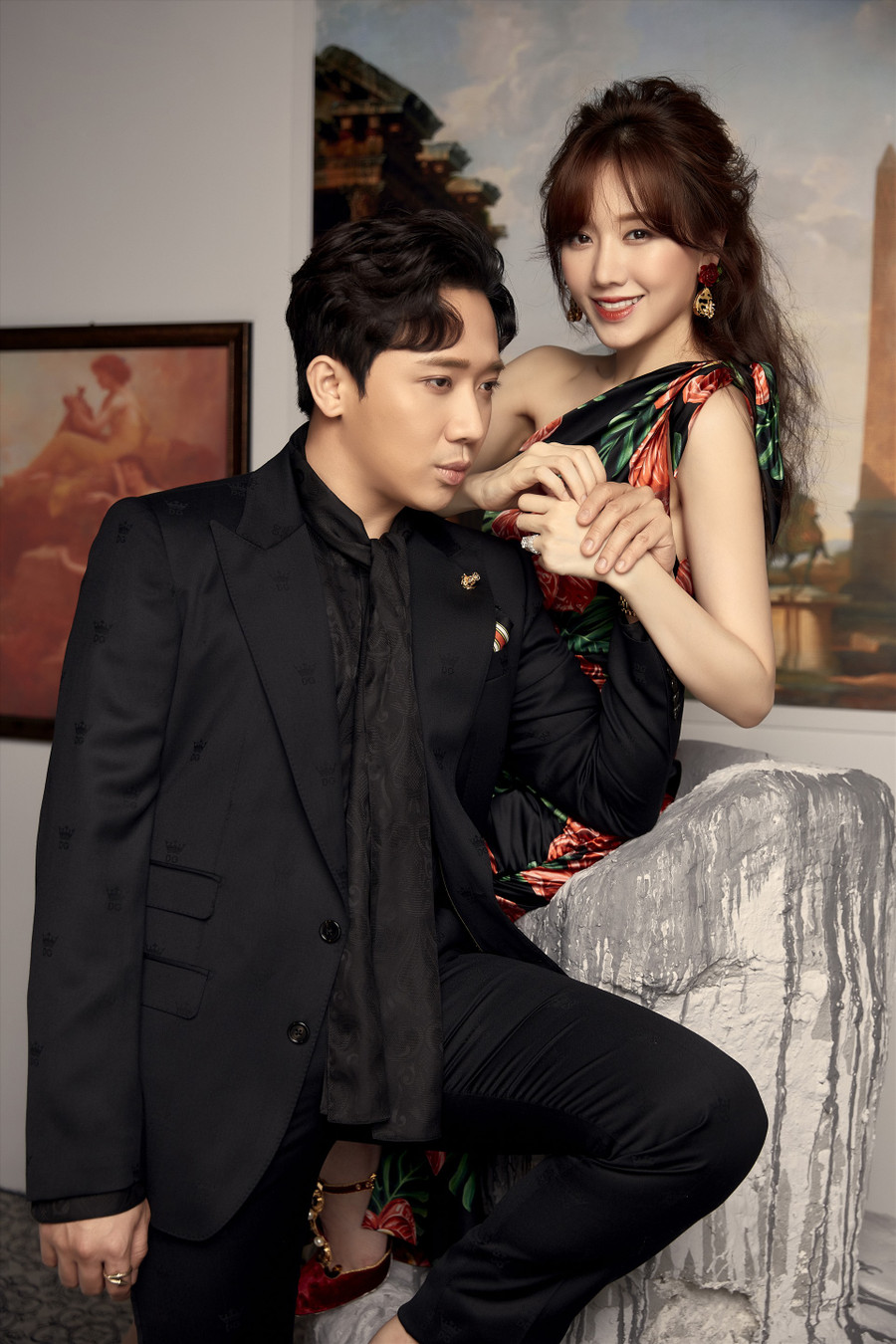 Để tạo sự đồng điệu với vợ, nam MC "Người ấy là ai" cũng lựa chọn diện 2 bộ vest tông đen, trắng. Phong cách trang phục anh lựa chọn mang đến sự nam tính, trẻ trung nhưng không kém phần lịch lãm. Theo ê-kíp chụp ảnh, cặp đôi không mất quá nhiều thời gian cho buổi chụp. Họ thoải mái, tự nhiên thể hiện các cảnh tình cảm trước ống kính. Để tạo sự đồng điệu với vợ, nam MC