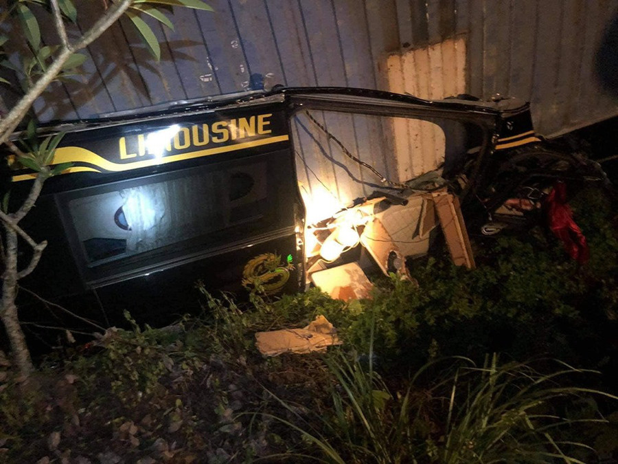 Thùng xe container đè hẳn lên xe 16 chỗ = Ảnh: Nguyễn Bình