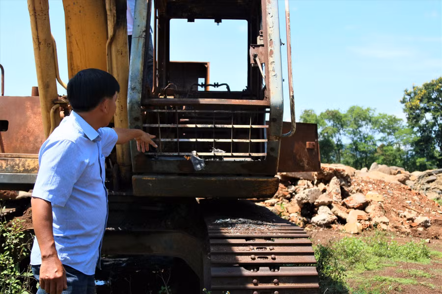 Chiếc xe múc của ông Lộc bị kẻ xấu đốt trụi để lại phần cabin tan hoang. Ảnh: Bảo Trung