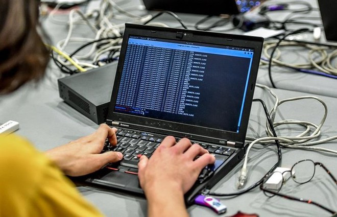Hacker có thể tấn công từ xa và chiếm toàn quyền kiểm soát thiết bị ẢNH: AFP