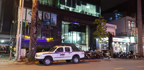 Công an khám xét Công ty TNHH Cashwagon bên trong một tòa nhà cho thuê ở quận 1, TP HCM Ảnh: TỰ SANG