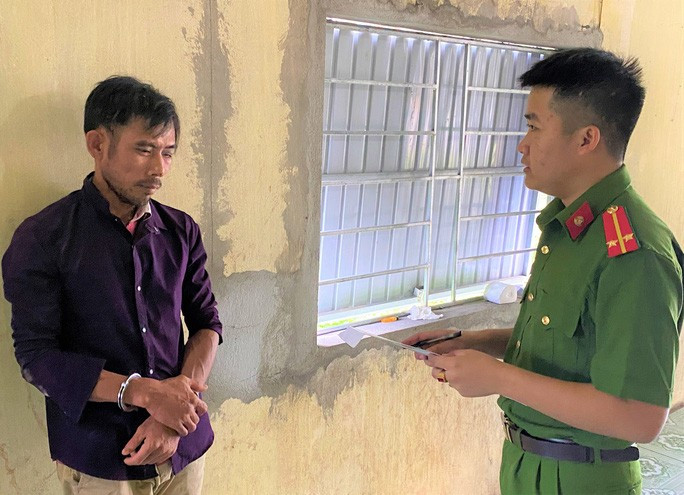 Nguyễn Văn Phương (cùng người tình) tại cơ quan công an Nguyễn Văn Phương (cùng người tình) tại cơ quan công an