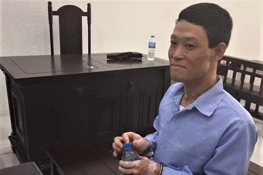 Hoàng Tiến Ninh phải nhận án tử hình vì phóng hỏa khiến con riêng của vợ thiệt mạng. Ảnh: V.Dũng. Hoàng Tiến Ninh phải nhận án tử hình vì phóng hỏa khiến con riêng của vợ thiệt mạng. Ảnh: V.Dũng.